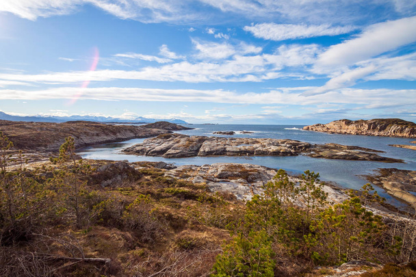 ノルウェーは、ヨーロッパの南の風光明媚なフィヨルドの海岸線 - 写真・画像