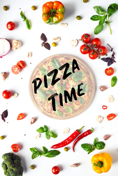 plat avec pizza italienne sur planche de bois et divers ingrédients isolés sur blanc, inscription du temps de pizza
 - Photo, image
