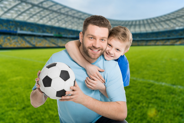 heureux père un fils avec ballon de football sur le stade
 - Photo, image