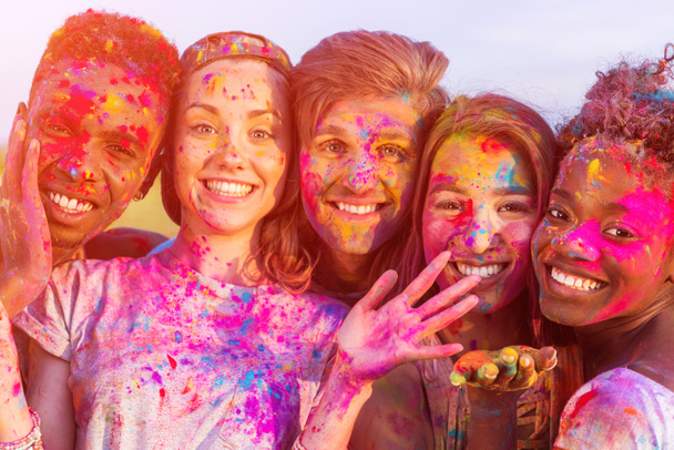 Happy mladých mnohonárodnostní přátelé baví s barevný prášek na holi festival a při pohledu na fotoaparát - Fotografie, Obrázek