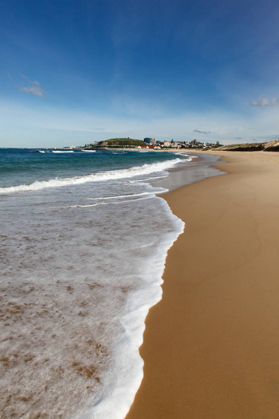 Nobbys beach is one of Newcastle's finest beaches. Newcastle is the second largest city in New South Wales and has many beautiful beachs just minutes from the city centre. Walks along the breakwall and Nobbys beach are popular. - Foto, Imagem
