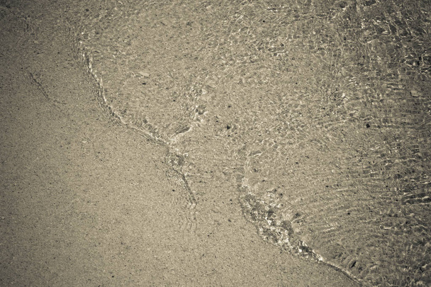 die kleinen Wellen am Sandstrand - Foto, Bild