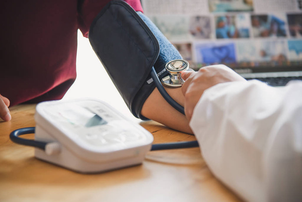 médico medir a pressão arterial de seu paciente
 - Foto, Imagem