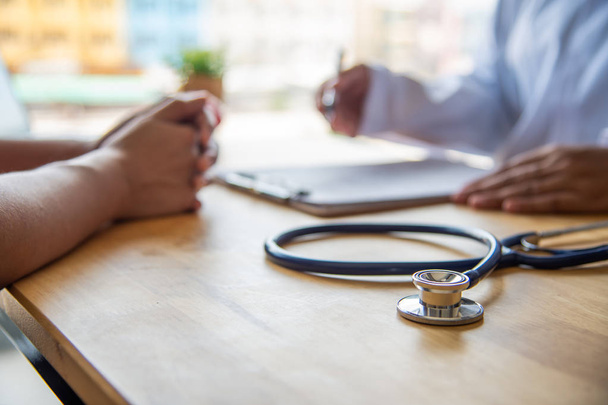Stethoscoop met klembord op het bureau, arts raadt patiënt, gezondheidszorg en medisch concept. - Foto, afbeelding