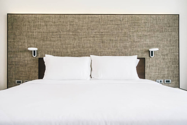Otel yatak yatak dekorasyon iç beyaz rahat yastık - Fotoğraf, Görsel