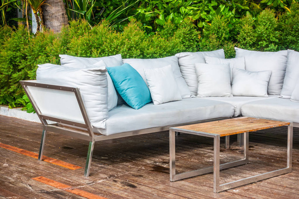 Oreiller confortable sur la décoration de canapé patio extérieur avec vue sur la nature et tropicale
 - Photo, image