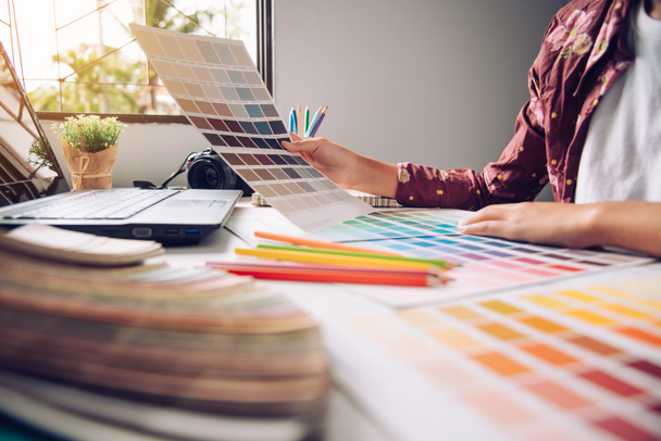 suunnittelija graafinen luova, luovuus nainen työskentelee kannettavan tietokoneen ja suunnitella väritys väri ideoita tyyli
 - Valokuva, kuva