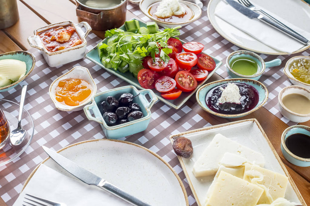 Le petit déjeuner turc traditionnel
 - Photo, image