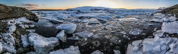 Ισλανδία, Λιμνοθάλασσα Γιόκουλσάρλον, όμορφο τοπίο κρύο εικόνα Ισλανδικό παγετώνα λιμνοθάλασσα στον κόλπο. Παγόβουνα στο κρυσταλλικό Λιμνοθάλασσα Γιόκουλσάρλον. Εθνικού πάρκου Vatnajokull, Νοτιοανατολική Ισλανδία, Ευρώπη. - Φωτογραφία, εικόνα