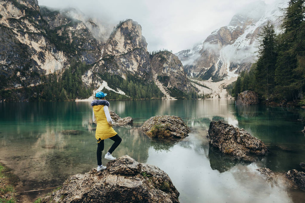 Dziewczyna, chodzenie w pobliżu jeziora lustro w górach - Zdjęcie, obraz