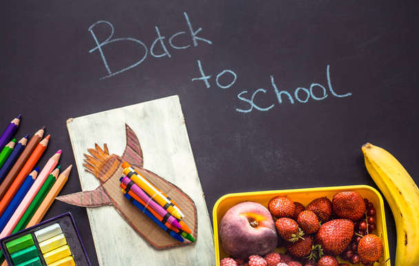Okul, okul malzemeleri ve siyah bir arka plan, eğitim ve okul hayatı kavramı üzerinde öğle yemeği için geri - Fotoğraf, Görsel