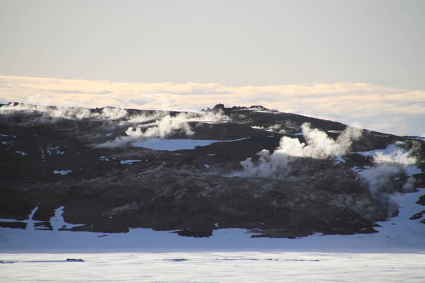 Γεωθερμική περιοχή στο Hverir στη Βόρεια Ισλανδία κοντά στη λίμνη Myvatn και Akureyri. Στα βορειοανατολικά της Ισλανδίας. Λάσπη κατσαρόλες βράζουν, το έδαφος είναι πολύχρωμα και ραγισμένα. Hverarondor Hverir γεωθερμική περιοχή στη Βόρεια Ισλανδία κοντά στη λίμνη Myvatn. - Φωτογραφία, εικόνα