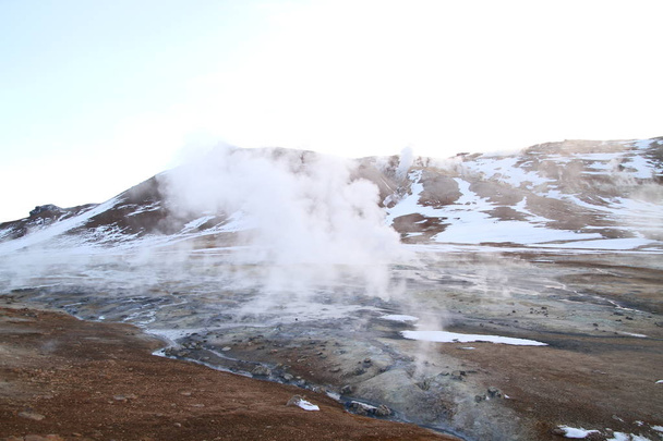 Γεωθερμική περιοχή στο Hverir στη Βόρεια Ισλανδία κοντά στη λίμνη Myvatn και Akureyri. Στα βορειοανατολικά της Ισλανδίας. Λάσπη κατσαρόλες βράζουν, το έδαφος είναι πολύχρωμα και ραγισμένα. Hverarondor Hverir γεωθερμική περιοχή στη Βόρεια Ισλανδία κοντά στη λίμνη Myvatn. - Φωτογραφία, εικόνα