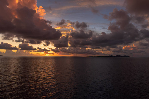 Wide angle shot of the sun sinking below the horizon of the Pacific Ocean. - Фото, изображение