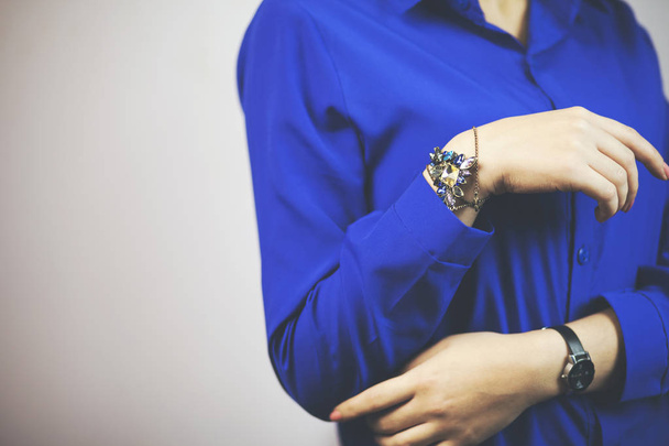 woman's  hand with  beautiful bracelet in the studio - Foto, afbeelding
