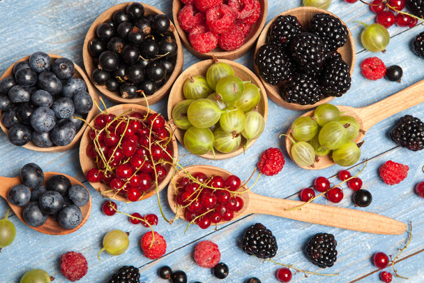 Různé čerstvé letní bobule. Pohled shora. Bobulí mix ovoce barvu potravin dessertberries. Antioxidanty, detox diety, bio ovoce. - Fotografie, Obrázek