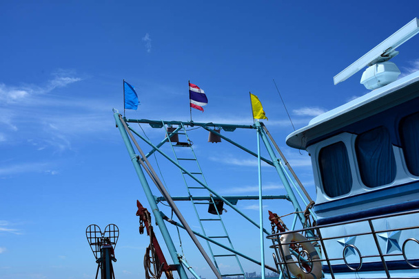 Deniz manzaralı ve balık tutma iskelede küçük tekne ve küçük balıkçı teknesi, Sattahip, Chonburiview bangsare balıkçılık iskele küçük balıkçı tekneleri ile bağlantı noktası tarihinde Tayland yaşam - Fotoğraf, Görsel