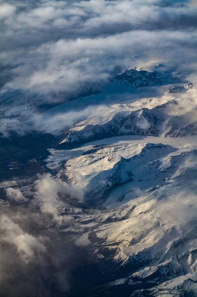 Vista aérea de Islandia. Vista aérea de increíbles paisajes de iceland, patrones de glaciares, montañas, ríos y formas. Hermoso fondo natural. Islandia desde el cielo
. - Foto, Imagen