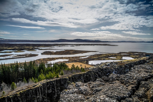 Thingvellir National Park na Islândia. ingvellir ou Thingvellir parque nacional na Islândia, é um local de importância histórica, cultural e geológica. A fissura de Silfra entre as placas continentais norte-americanas e eurasianas localizadas aqui
. - Foto, Imagem
