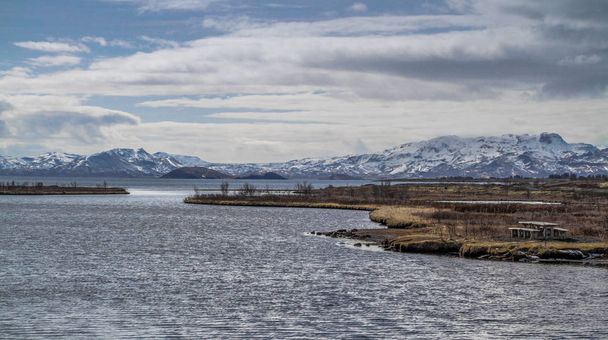 Park Narodowy Thingvellir w Islandii. park Narodowy Thingvellir, w Islandii, lub ingvellir jest miejsca historyczne, kulturalne i geologiczne znaczenie. Silfra szczeliny między Ameryki Północnej i Eurazji płyty kontynentalne, znajduje się tutaj. - Zdjęcie, obraz