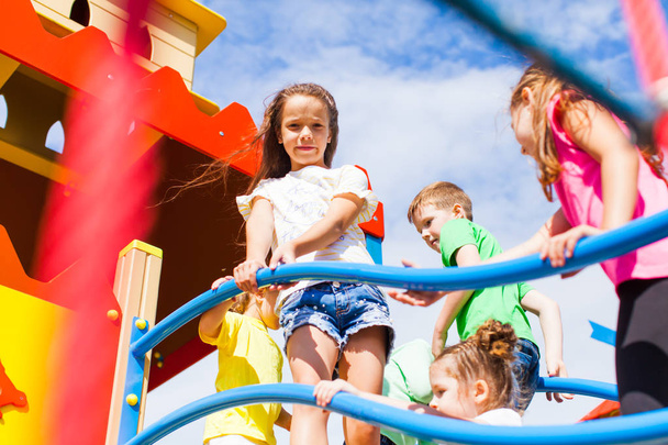 Los niños están considerando un nuevo parque infantil
 - Foto, Imagen