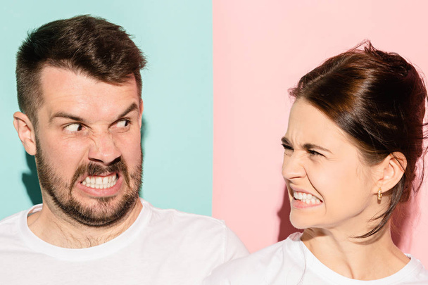 attraktives wütendes Paar, das sich bekämpft und anschreit - Foto, Bild