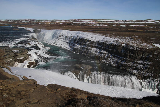 Gullfoss vista cascada e invierno Lanscape imagen en la temporada de invierno. Gullfoss es una de las cascadas más populares de Islandia y atracciones turísticas en el cañón del río Hvita Islandia
. - Foto, Imagen