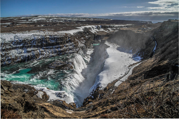 Вид на водопад Gullfoss и зимний пейзаж Lanscape в зимний сезон. Gullfoss является одним из самых популярных водопадов в Исландии и туристических достопримечательностей в каньоне реки Hvita Исландии
. - Фото, изображение