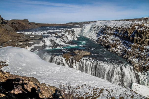 グトルフォスの滝ビューと冬風景画像冬の季節に。グトルフォスはアイスランドの Hvita 川の峡谷にアイスランド、観光名所で最も人気のある滝の一つ. - 写真・画像