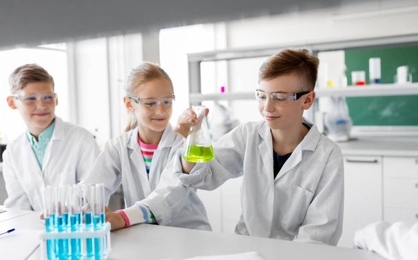 kids with test tubes studying chemistry at school - Foto, Imagem