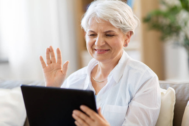 senior woman having video chat on tablet pc - Zdjęcie, obraz