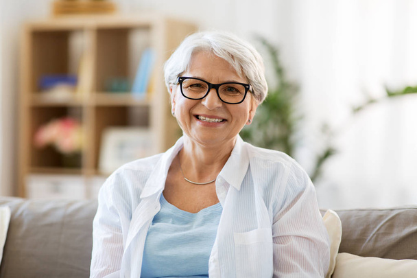 portrait of happy senior woman in glasses - Foto, Imagem