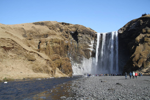 skogafoss Wasserfall in Island. berühmte Touristenattraktionen und Sehenswürdigkeiten Ziel in der isländischen Naturlandschaft auf Südisland. Regenbogen am Wasserfall im Winter. - Foto, Bild