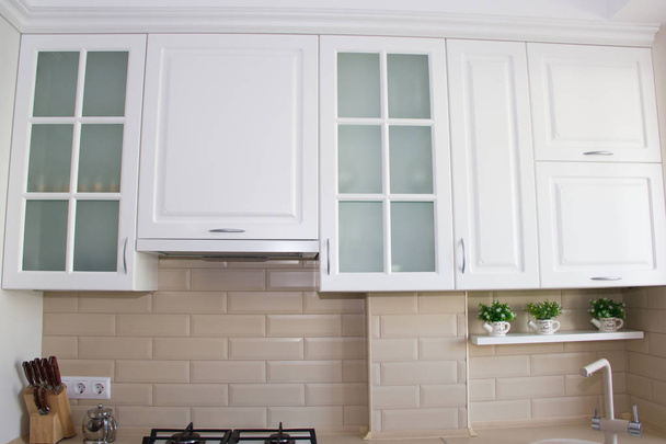 Білі висячі полки на кухні
 - Фото, зображення