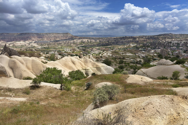 Paisaje al aire libre en el parque nacional Goreme. Capadocia, Anatolia, Turquía
. - Foto, imagen
