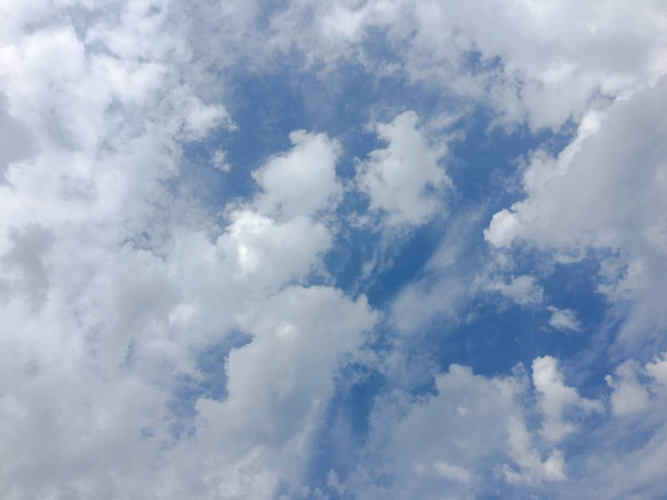 Красивые облака на голубом фоне неба. Голубое небо с облачной погодой, облако природы. Белые облака, голубое небо и солнце
 - Фото, изображение