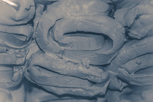 濡れている白い粘土のクローズ アップ。テーブルの上の湿った粘土の抽象的な作品 - 写真・画像