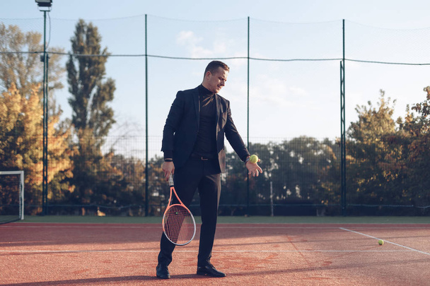 Empresario sosteniendo raqueta de tenis listo para servir
 - Foto, Imagen