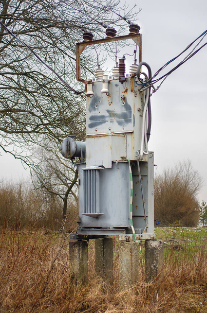 Transformator zur Stromverteilung auf dem Land - Foto, Bild