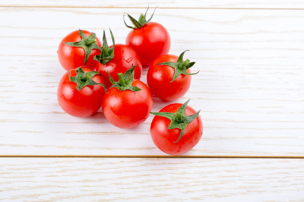 Manojo de rojo maduro sabroso fresco natural tomates cherry - Foto, Imagen