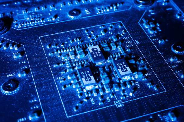 Circuitos eletrônicos no conceito de tecnologia futurista no computador de bordo principal e fundo azul. Dados digitais abstratos
 - Foto, Imagem