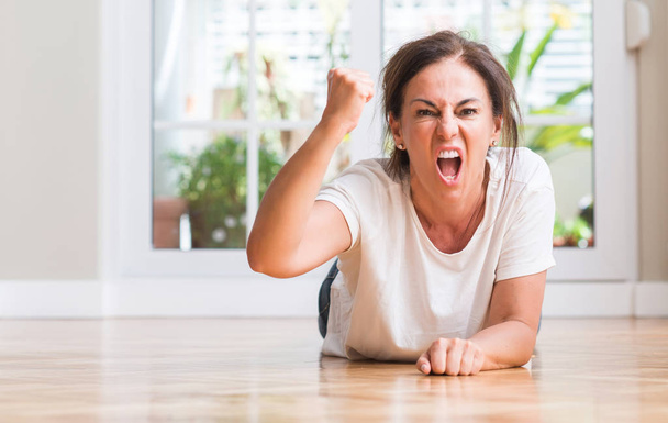 Mujer de mediana edad molesta y frustrada gritando con ira, loca y gritando con la mano levantada, concepto de ira
 - Foto, Imagen