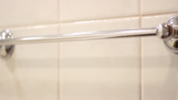 Close-up shot van de huishoudster plaatsen van schone handdoeken in de badkamer - Video