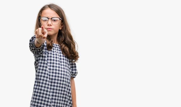 Μελαχρινή κορίτσι Ισπανόφωνος φοράει γυαλιά, δείχνοντας με το δάχτυλο στη φωτογραφική μηχανή και σε εσάς, σημάδι χέρι, θετική και σίγουρη κίνηση από το μέτωπο - Φωτογραφία, εικόνα