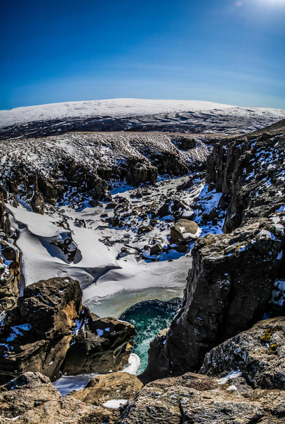 Долина Литланесфосс в Исландии. Известный водопад Литланесфосс близ Хенгифосса, в восточной Исландии. Водопад и базальтовые породы в долине Литланесфосс на восточном фьорде Исландии
. - Фото, изображение