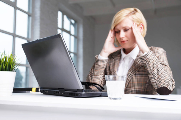 Pracovní žena mít bolest hlavy - Fotografie, Obrázek