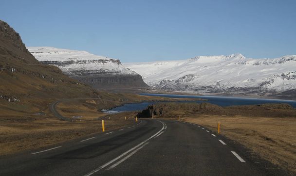 Road in Iceland. Landscape and road in winter, road trip on the country at Iceland. Beautifull nature of Iceland. Epic and majestic landsacapes. Route Number One (Ring Road) - Fotoğraf, Görsel