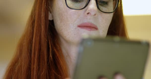 Attentive woman using digital tablet in office 4k - Materiaali, video