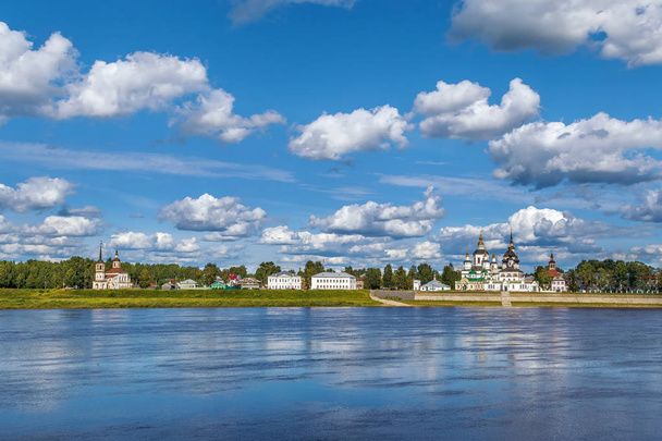 Kilátás történelmi központjában a Veliky Ustyug a Sukhona folyó, Oroszország - Fotó, kép
