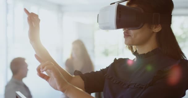 Businesswoman using virtual reality headset in office 4k - Filmagem, Vídeo